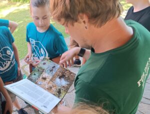 Im JuNa-Artenforschercamp bestimmen die Jugendlichen heimische Webspinnen (Foto: Peggy Stöckigt)