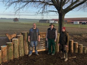 Bienenburg mit Mitarbeiter des Bauservice Marcel Neubert, Eigentümer Frank Rose und InsektA-Koordinator Daniel Schmidt mit Angusrindern vor der neu errichteten Bienenburg auf dem Gelände des Biohofes Rose in Langenbernsdorf.