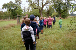 Kinder auf der Streuobstwiese