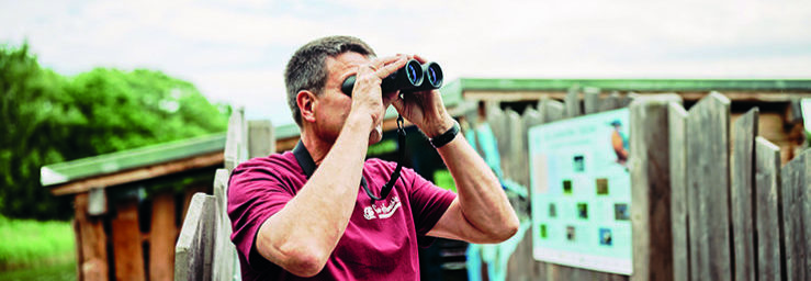 André Oehler an den Limbacher Teichnen mit Fernglas